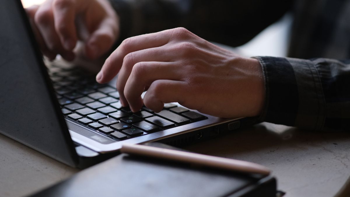 manos en teclado